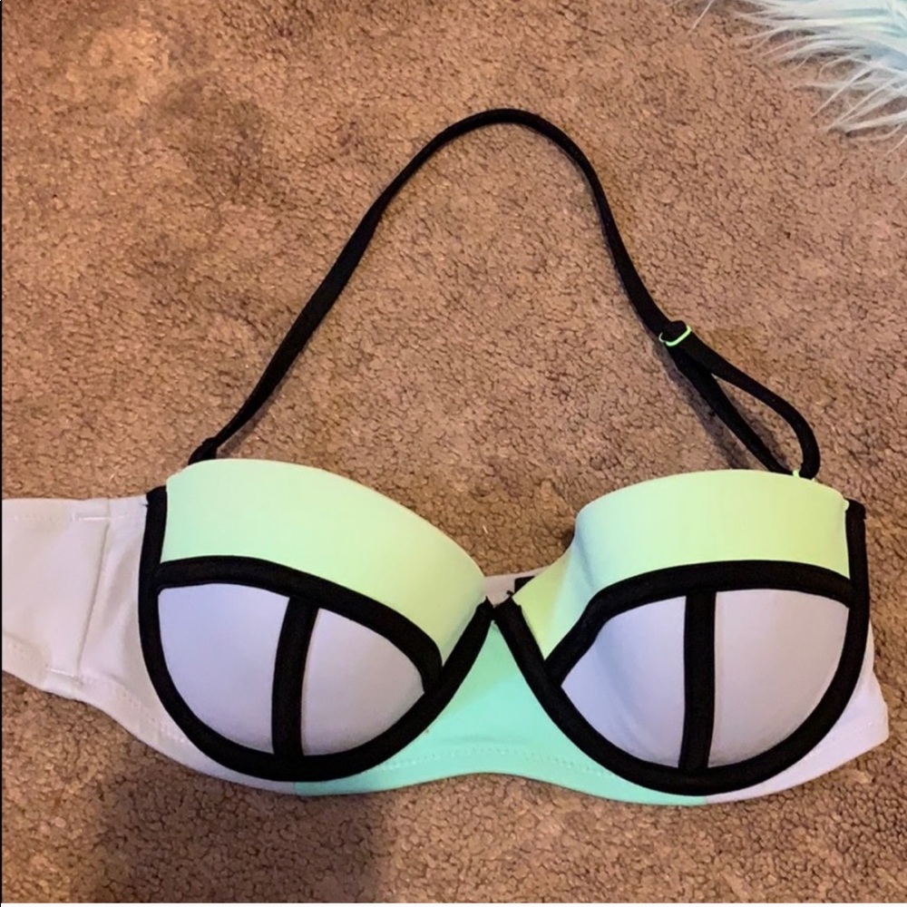 VS Triangl-Styled Bikini Top - Picture 4 of 8
